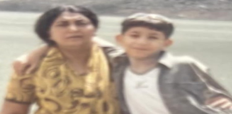 والدہ کے ساتھ یہ کس معروف کرکٹر کی تصویر ہے؟