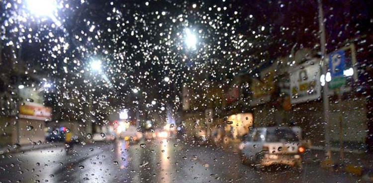 کراچی کے مختلف علاقوں میں رات گئے بوندا باندی، موسم خوشگوار