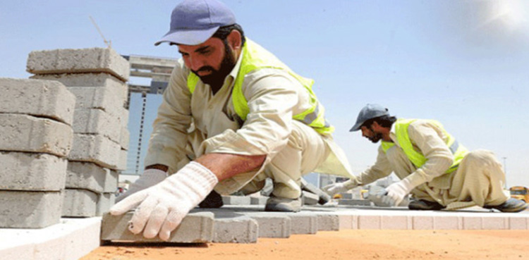 سعودی عرب : تیز دھوپ میں مزدوری کروانے والوں کے گرد گھیرا تنگ