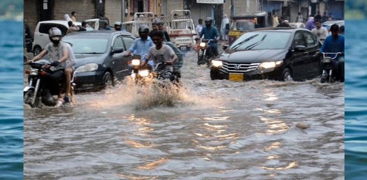 لاہور میں موسلادھار بارش سے موسم خوشگوار، بجلی غائب