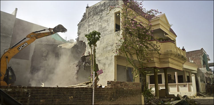 بھارت: توہین آمین بیانات کے خلاف آواز اٹھانے پر مسلمانوں کے گھروں پر بلڈوزر چلنے لگے