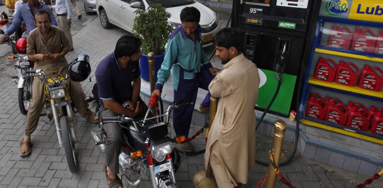 پیٹرول کی قیمت میں 10 روپے کم کرنے سے کیا ہوگا؟ عوام کا حکومت سے سوال