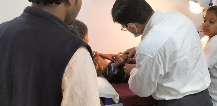 اسپائیڈر گرل کے نام سے مشہور اضافی بازوؤں اور ٹانگوں والی بچی کی ویڈیو وائرل