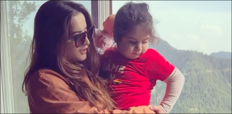 ایمن خان کی بیٹی کے ساتھ پیار بھرے لمحات کی ویڈیو وائرل