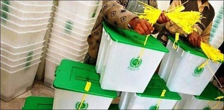 این اے 213 ضمنی الیکشن، خواتین پولنگ عملہ بیلٹ باکس سیل کرنے سے ناواقف