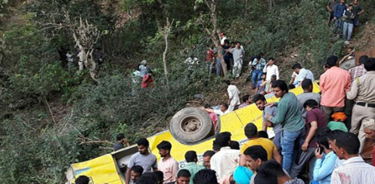 تیز رفتار مسافر بس کو خوفناک حادثہ : بچوں سمیت 16 ہلاک