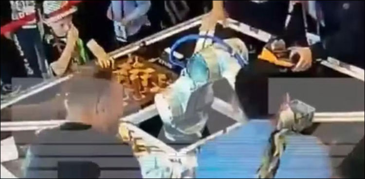 روبوٹ نے کمسن بچے کی انگلی توڑ دی، دل دہلا دینے والی ویڈیو