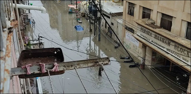 ملیر میں پانی کے تیز بہاؤ میں کے الیکٹرک کا نیٹ ورک بھی بہہ گیا