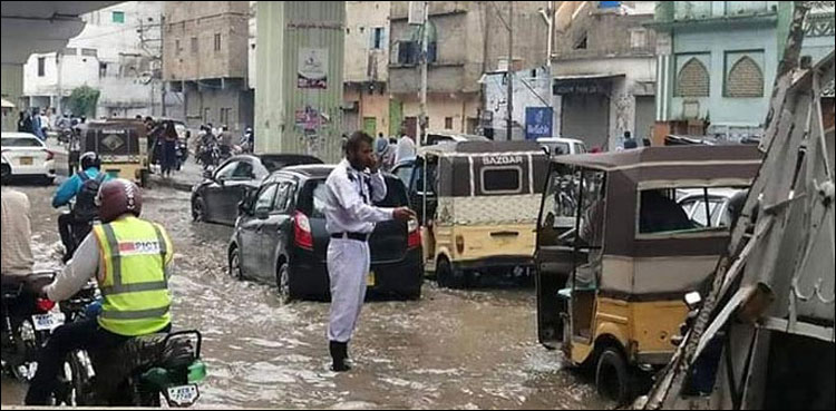 کراچی: بارش میں پھنسے شہریوں کی مدد کے لیے ٹریفک پولیس آگے آگئی