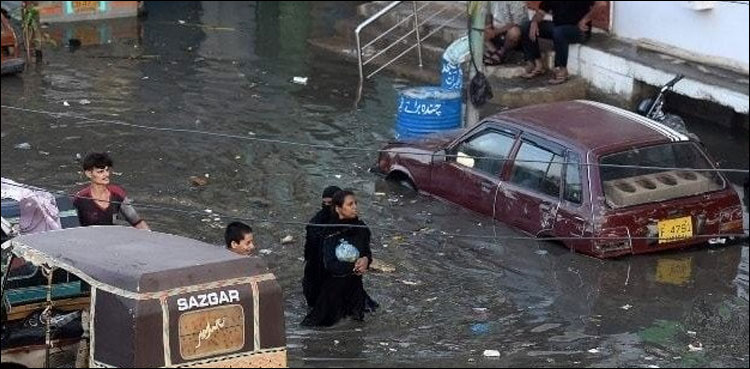 بارش میں سرجانی ٹاؤن یوسف گوٹھ مکمل طور پر زیر آب آگیا، سینکڑوں خاندان پھنس گئے