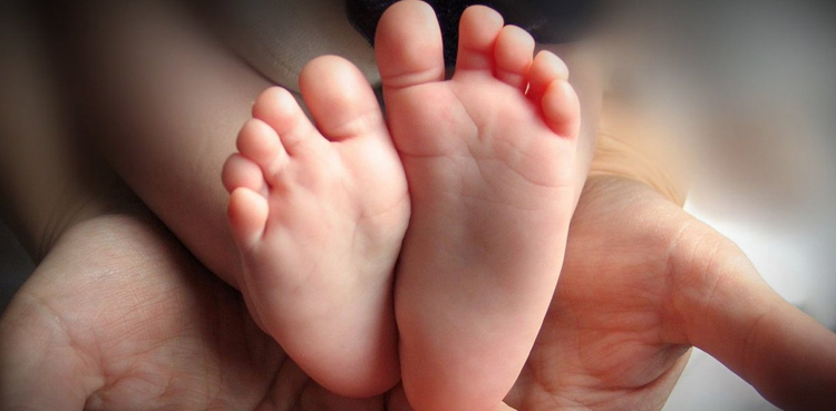 آئی فون خریدنے کے لیے ماں باپ نے 8 ماہ کے بچے کو بیچ دیا
