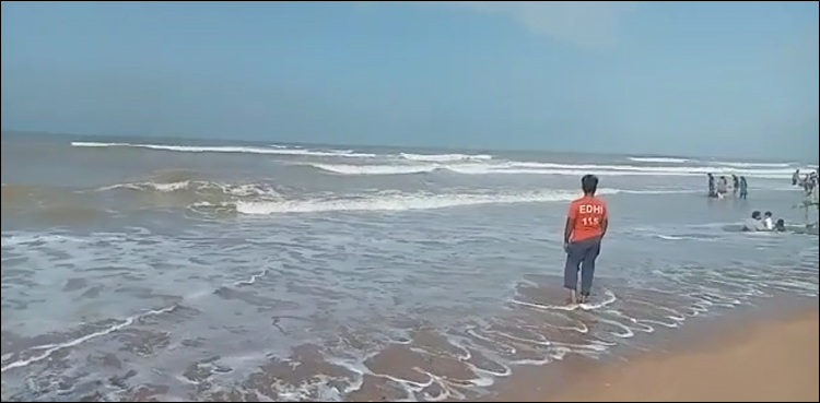 کراچی میں ہاکس بے پر نہاتے ہوئے تین نوجوان ڈوب گئے