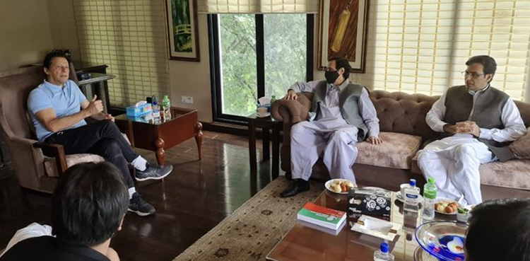 عمران خان  کی پرویزالٰہی کو  وزارتِ اعلیٰ کا منصب سنبھالنے پر مبارکباد