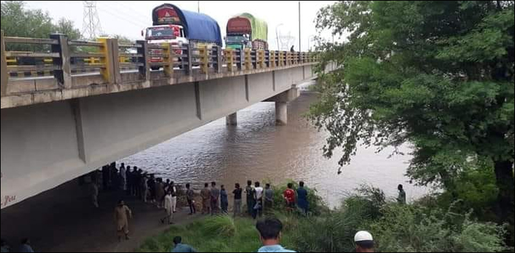 دریائے سندھ میں خاتون کی چھلانگ لگا کر خود کشی کی فوٹیج وائرل