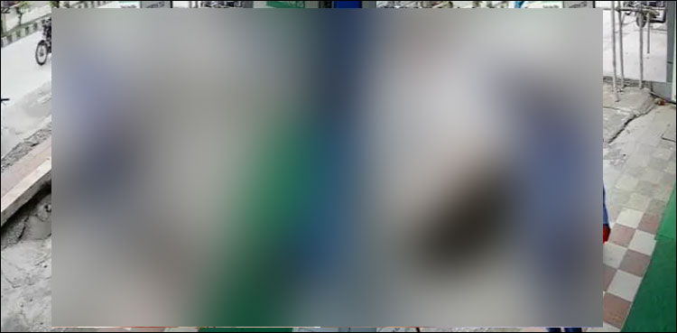 نالے کی چھت دھماکے سے گر گئی، اوپر موجود شخص کیسے بچا؟