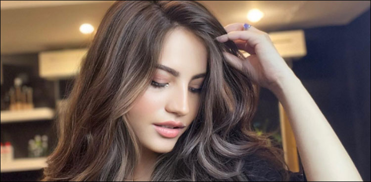 نیلم منیر کی نئے ہیئر کٹ کے ساتھ تصاویر