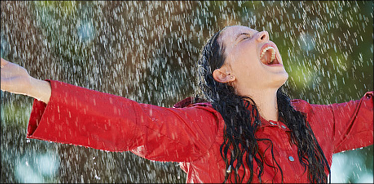 بارش کے موسم میں جلد کو خراب ہونے سے کیسے بچائیں؟