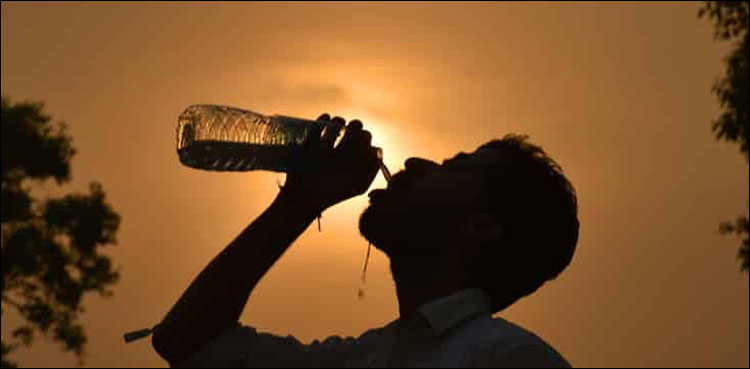 شدید گرمی میں ٹھنڈا پانی پینا، سخت خطرہ لاحق ہوسکتا ہے