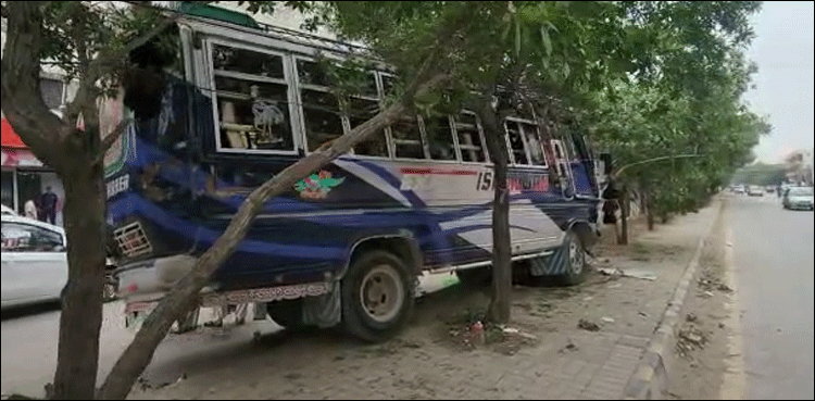 کراچی جیل روڈ پر ریس لگاتی بس کے حادثے کی دل دہلا دینے والی ویڈیو