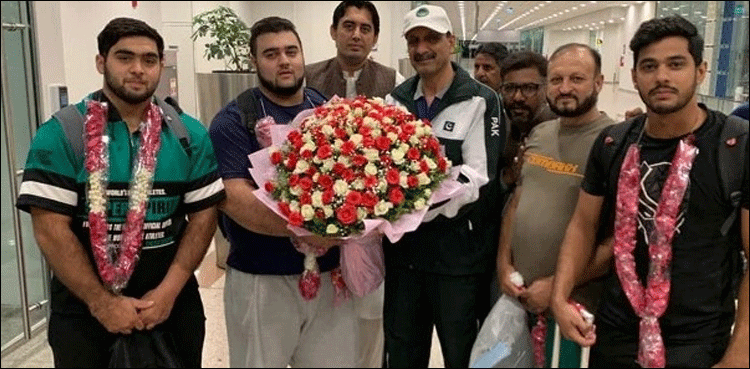گولڈ میڈلسٹ نوح دستگیر بٹ وطن پہنچ گئے، پرتپاک استقبال