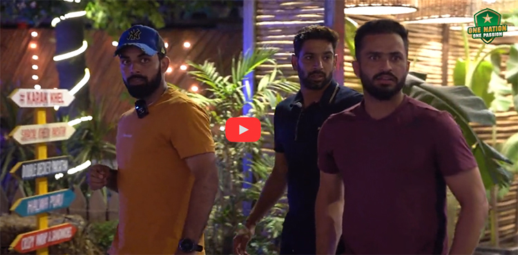 قومی کرکٹرز کی چائے کے دھابے پر انٹری، شائقین حیران