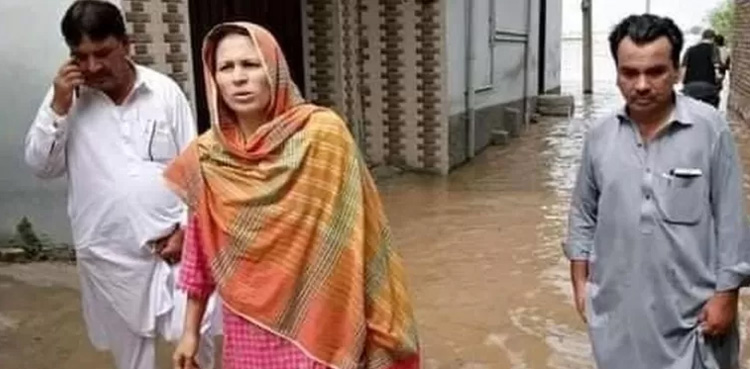 دبنگ افسر : قرۃ العین وزیر نے گھرگھر جاکر شہریوں کو مشکلات سے نکالا