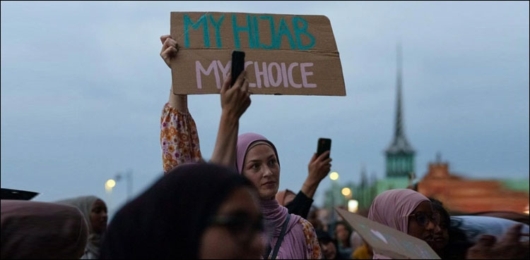 ڈنمارک کے ابتدائی اسکولوں میں حجاب پر پابندی کی تجویز پر مسلمانوں کا شدید رد عمل