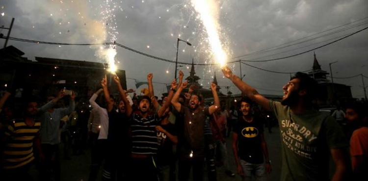 بھارت کیخلاف پاکستان کی جیت  : مقبوضہ کشمیرمیں بھی جشن کا سماں