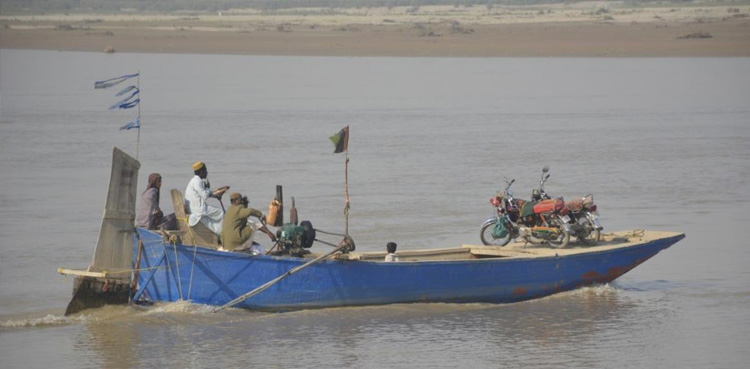 لاڑکانہ : نہر میں شگاف، دیہات میں پانی داخل، کچے کا علاقہ مکمل ڈوب گیا