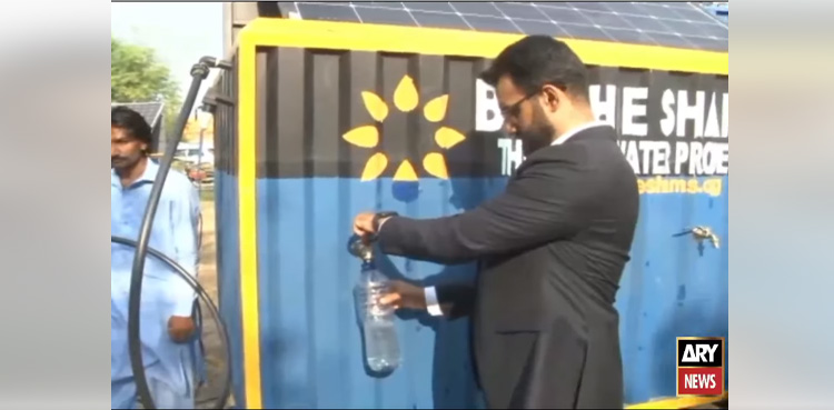 پاکستانی نوجوان کا بڑا کارنامہ : سیلابی پانی کو پینے کے قابل بنا دیا