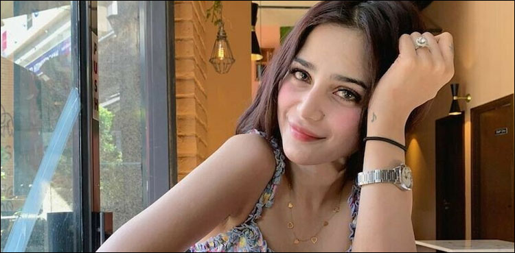 آئمہ بیگ نے ورلڈ کپ ٹرافی کے ساتھ تصویر شیئر کردی