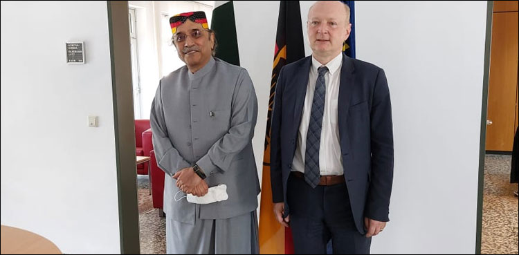 جرمن قونصل جنرل نے آصف زرداری کو جرمن پرچم کے رنگوں سے مزین سندھی ٹوپی پہنائی