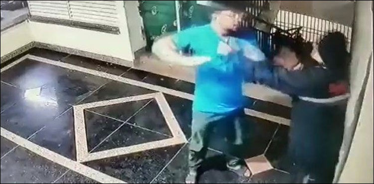 نجی عمارت میں داخل ہونے والے شخص کا سیکیورٹی گارڈ پر حملہ