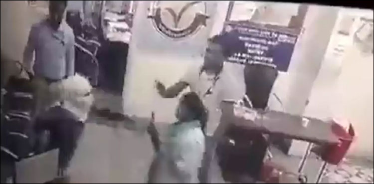 مرد منہ دیکھتے رہ گئے، خاتون بینک ملازم نے ڈکیت کو مار بھگایا