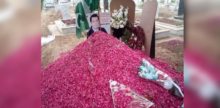 عوام  کا والہانہ اظہار محبت : شہید ارشد شریف کی  قبر پر گلاب کی پتیوں کا پہاڑ بنا دیا