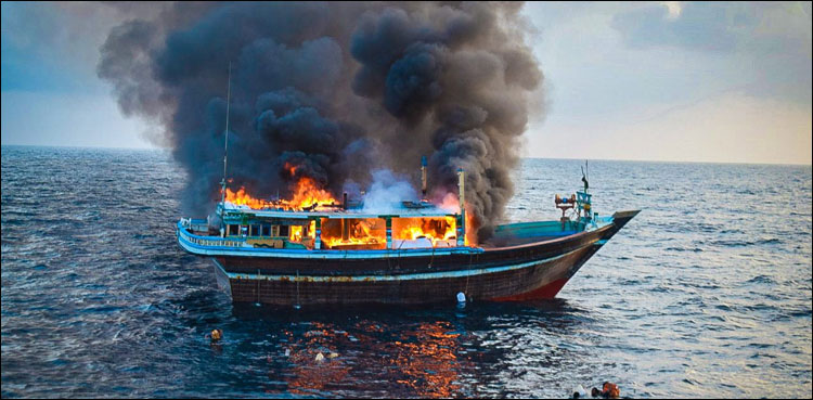 اسمگلرز نے بچنے کے لیے کشتی کو آگ لگا دی، ہزار کلو گرام کرسٹل آئس سمندر بُرد