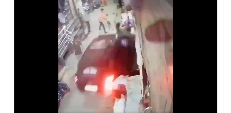 سفاک ڈرائیور نے گلی میں کھڑے لوگوں پر بے دردی سے کار چڑھا دی، ویڈیو دیکھیں