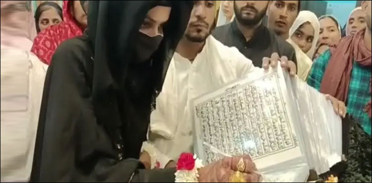 لڑکی نے تین سال میں ہاتھوں سے قرآن کریم لکھنے کا اعزاز حاصل کر لیا