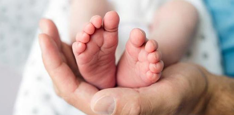 کراچی: خاتون نجی اسپتال کے واش روم میں بچے کو جنم دے کر فرار