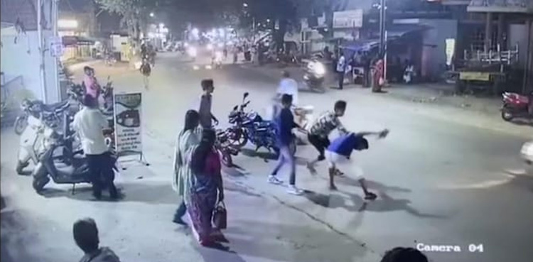 موٹر سائیکل سواروں نے پولیس اہلکار کی پٹائی کردی، ویڈیو وائرل