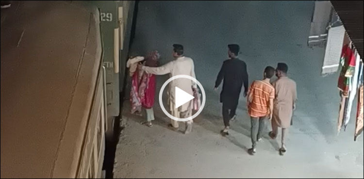 ویڈیو: ریلوے اسٹیشن پر ریل میں سوار ہوتی خاتون کے ساتھ دل دہلا دینے والا واقعہ