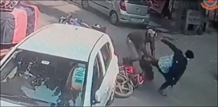 وائرل ویڈیو: موٹرسائیکل سوار کانسٹیبل نے چور پکڑنے کے لیے جان خطرے میں ڈال دی