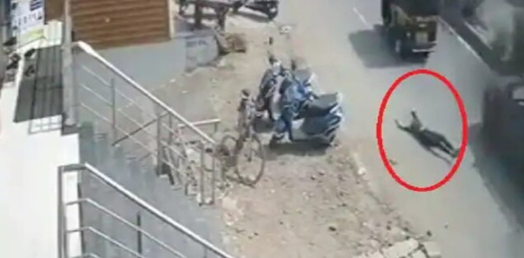 ویڈیو: لڑکی نے ’ہراسانی‘ سے بچنے کے لیے رکشہ سے چھلانگ لگا دی