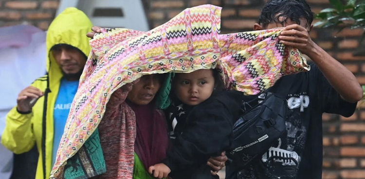 معجزہ، انڈونیشیا زلزلے کے دو روز بعد ملبے سے چھ سالہ بچے کو زندہ نکال لیا گیا