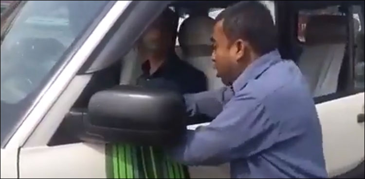 بھارتی شخص کا سرکاری افسر کے سامنے بھونک کر احتجاج