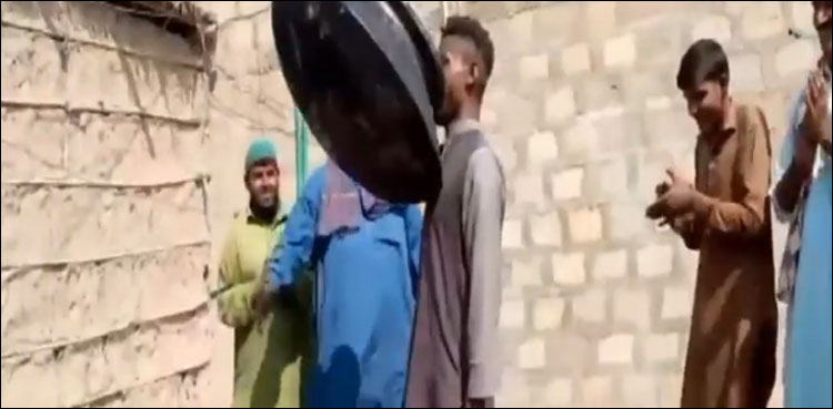 15 کلو وزنی دیگ منہ میں دبا کر رقص کرنے والا نوجوان