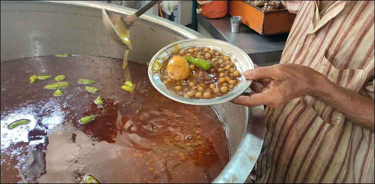 لاہور میں 30 سال پرانی انڈہ چنے کی دکان