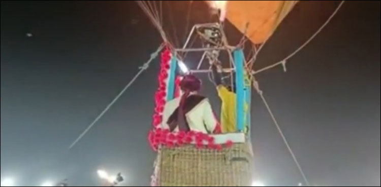 ویڈیو: ہوا میں شادی کا خواہش مند جوڑا زمین سے 70 فٹ اوپر معلق ہو گیا