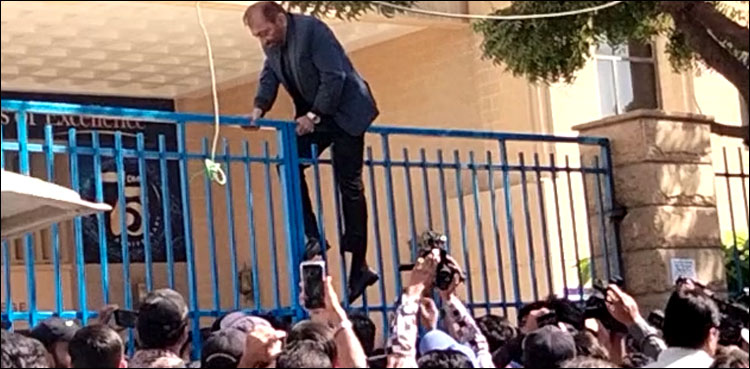 ایم ڈی کیٹ کے متاثر طلبہ کا دھرنا، فاروق ستار نے ڈاؤ یونیورسٹی کا گیٹ پھلانگا