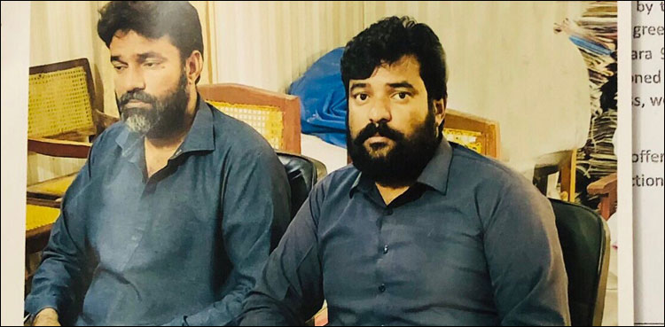 بیرون ملک مقیم شخص کے ہم شکل جڑواں بھائی نے آئی بی اے ٹیسٹ پاس کر دیا